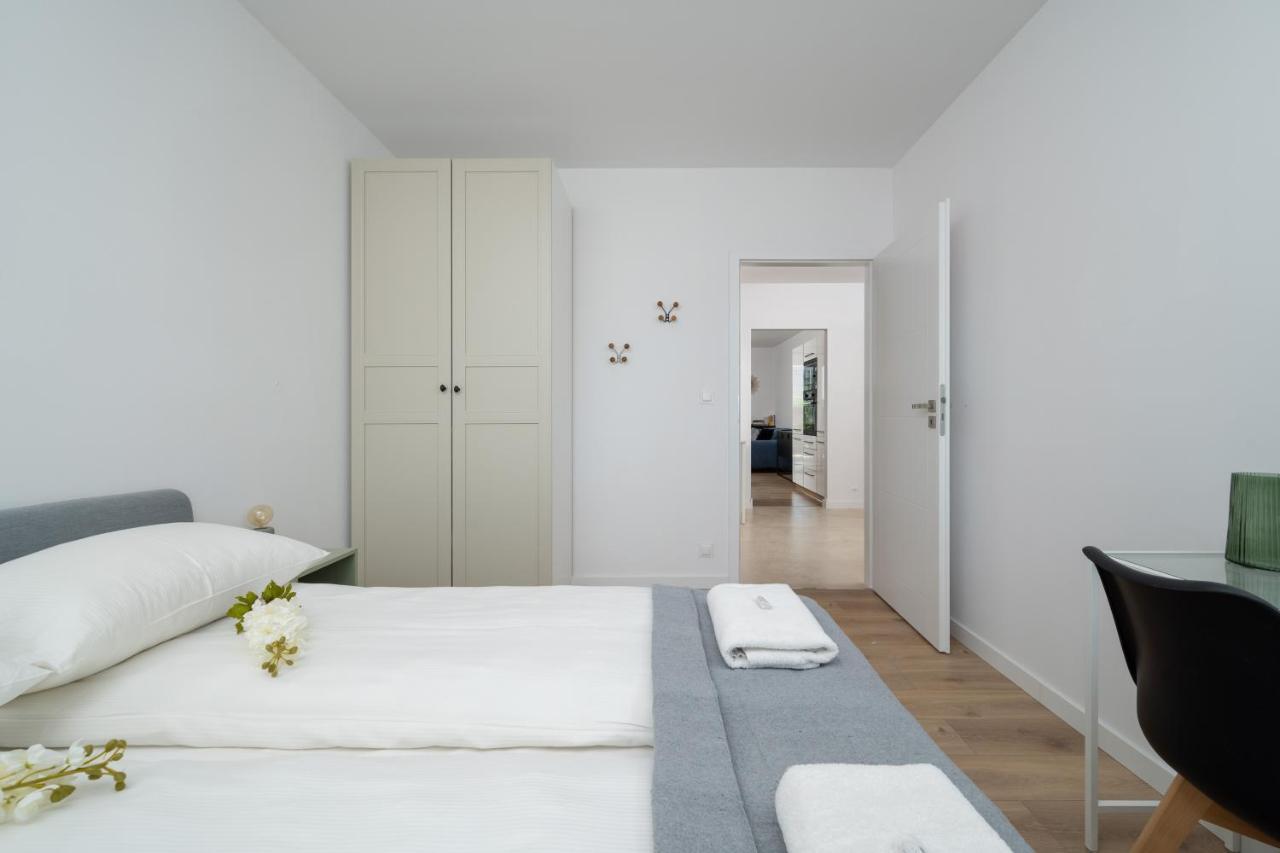 Miedziana 6 & 18 Apartment With Free Garage Wroclaw By Renters Bagian luar foto